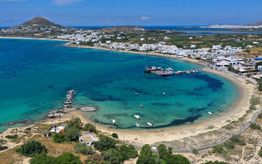 Όταν κοιτάς τη Νάξο από ψηλά, μοιάζει με ζωγραφιά