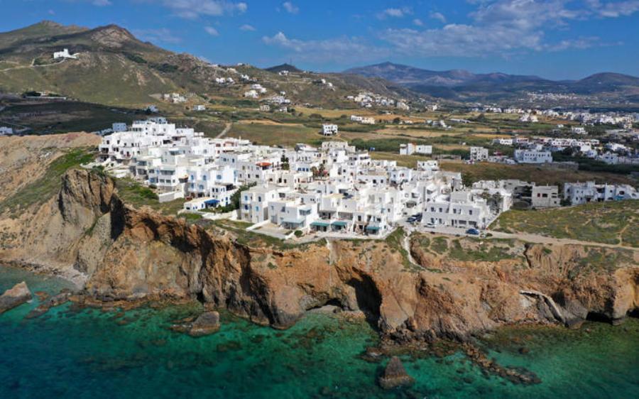 Όταν κοιτάς τη Νάξο από ψηλά, μοιάζει με ζωγραφιά