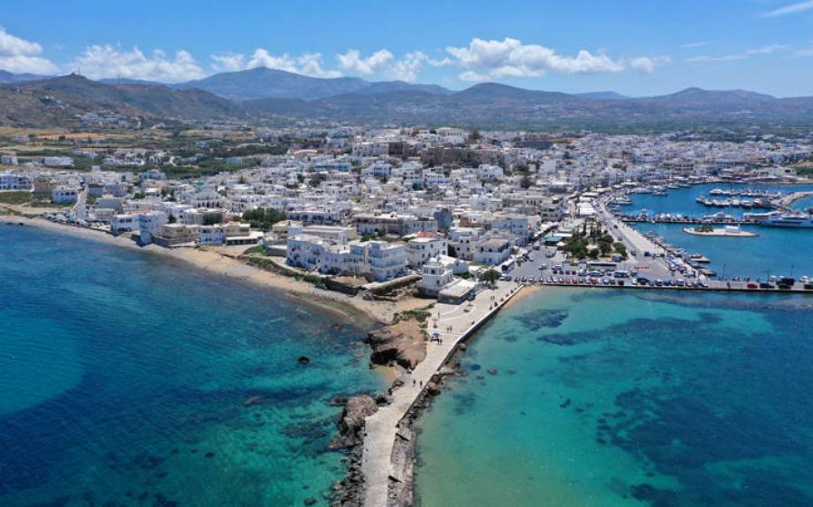 Όταν κοιτάς τη Νάξο από ψηλά, μοιάζει με ζωγραφιά