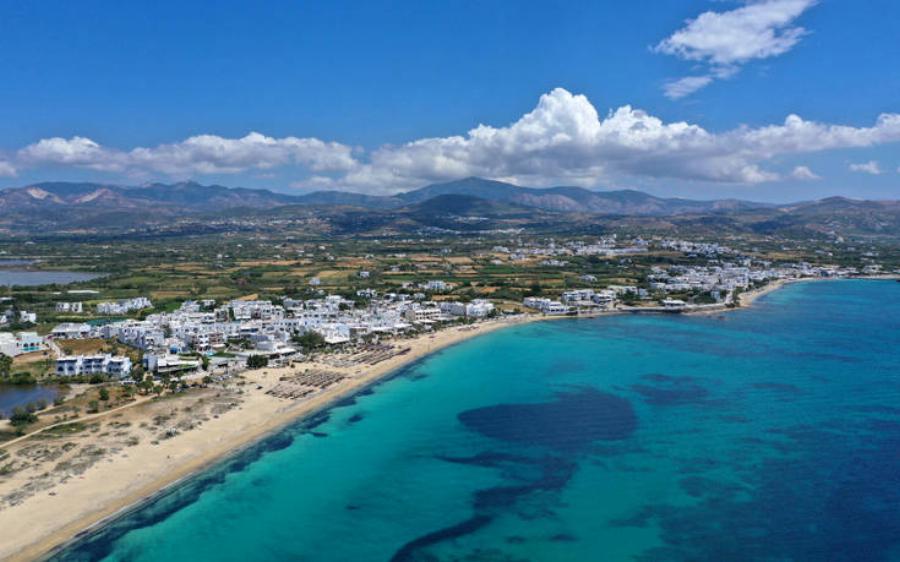 Όταν κοιτάς τη Νάξο από ψηλά, μοιάζει με ζωγραφιά