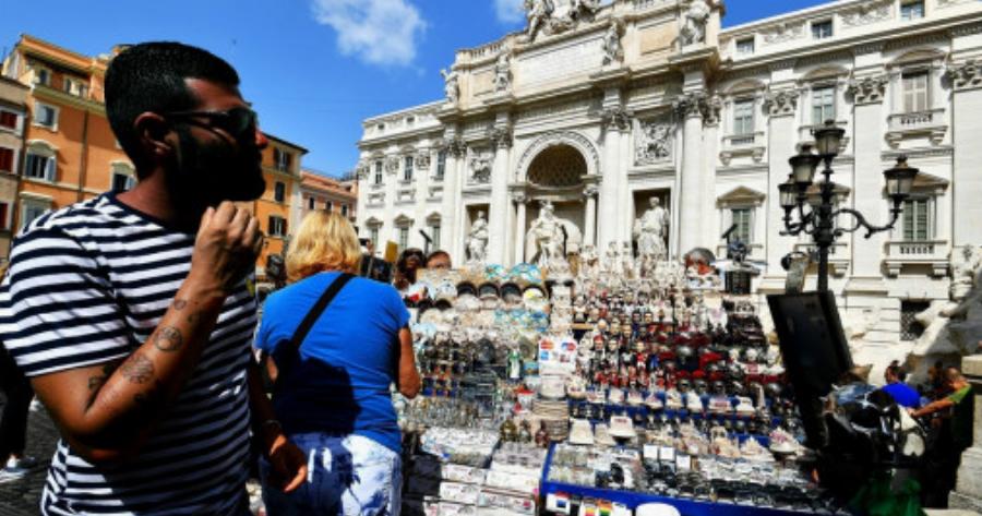 H Ρώμη απαγορεύει τους πάγκους με σουβενίρ έξω από εμβληματικά μνημεία της