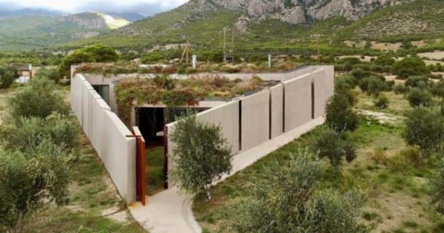 Το τριγωνικό σπίτι στην Κορινθία που βασίζεται στο Πυθαγόρειο θεώρημα και το εσωτερικό του εντυπωσιάζει