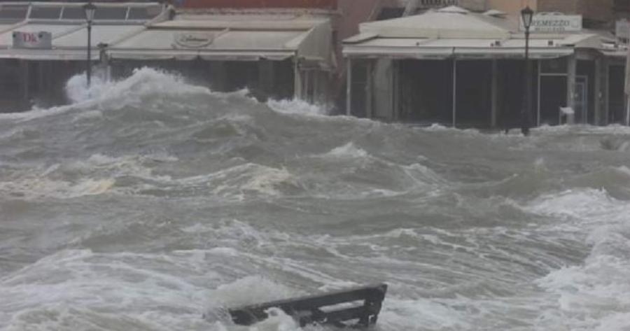 «Βούλιαξε» το Ενετικό Λιμάνι των Χανίων από τα κύματα του Ηφαιστίωνα- Εντυπωσιακές φωτογραφίες