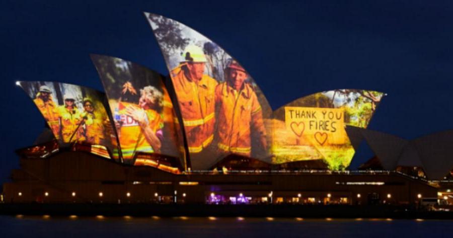 Η Όπερα του Σίδνεϊ «υποκλίθηκε» στους ηρωικούς πυροσβέστες
