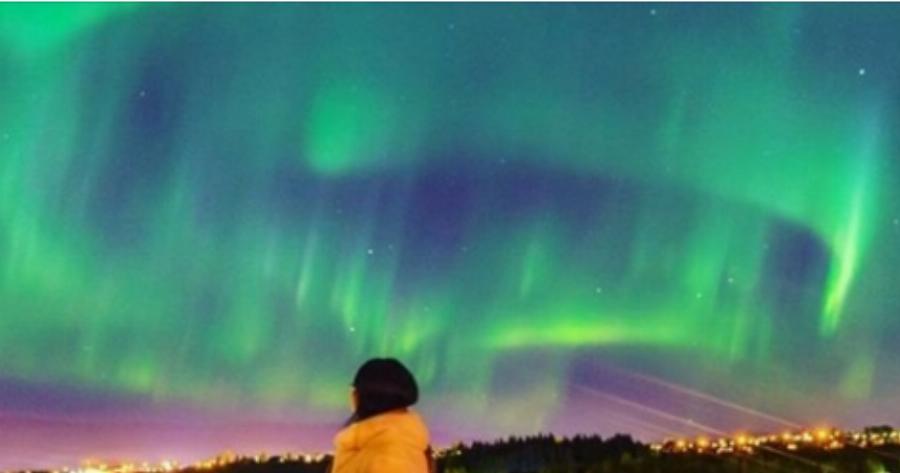 Στο Ρέικιαβικ έσβησαν όλοι τα φώτα για να απολαύσουν το μαγευτικό θέαμα του Βόρειου Σέλαος