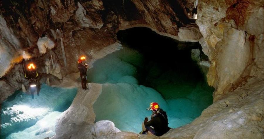 Σπήλαιο Λιμνών: Ένας μυστικός παράδεισος ανυπέρβλητης ομορφιάς στην Αχαΐα