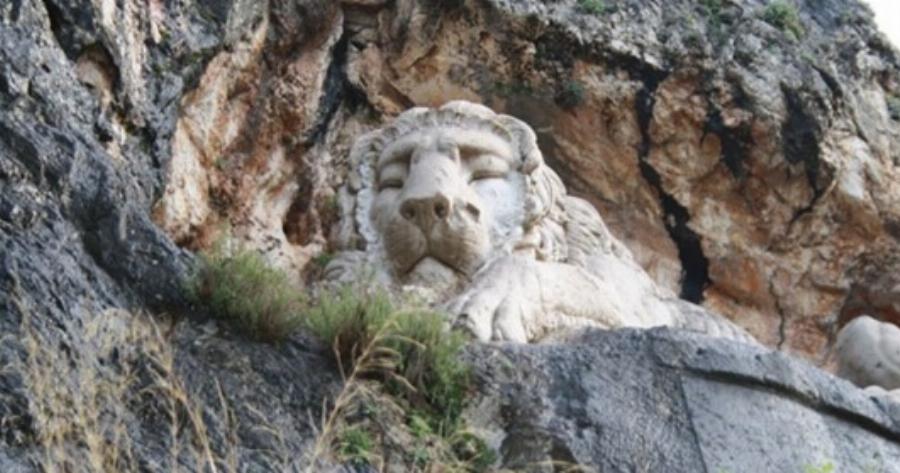 Στο Ναύπλιο υπάρχει ένα λιοντάρι που λαξεύτηκε σ’ ένα βράχο το 19ο αιώνα