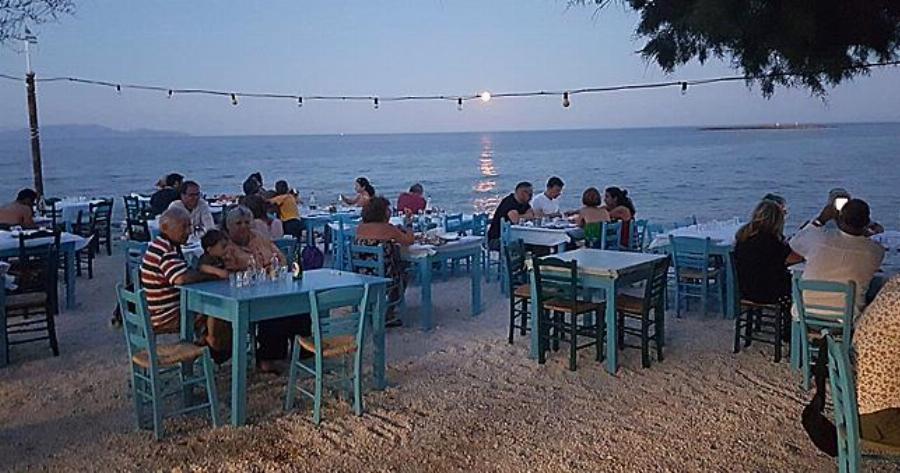 Πέντε τέλεια ταβερνάκια σε Λούτσα και Ραφήνα για γευστικές στάσεις για νόστιμα κρεατικά και ψαρομεζέδες με θέα.