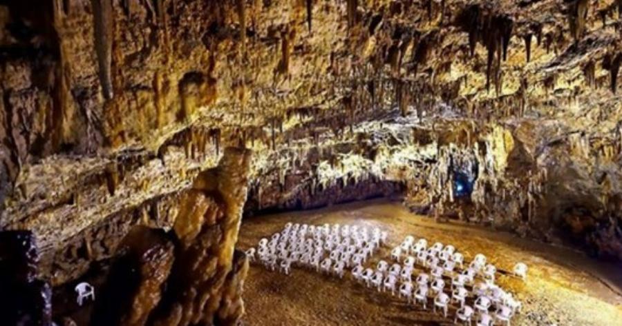 Δρογκαράτη: Το μυστικό ελληνικό σπήλαιο όπου γίνονται συναυλίες 60 μέτρα κάτω από τη γη