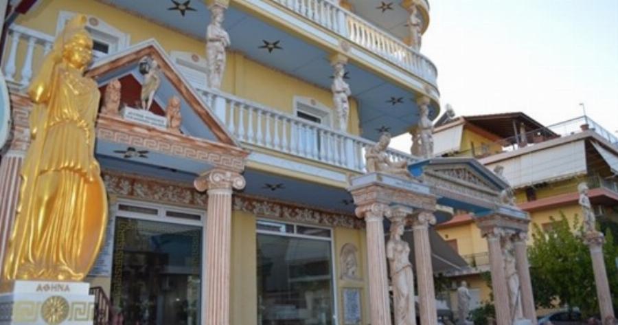 Μα το Δία: Οι 12 θεοί κατοικούν σε δύο.. πολυκατοικίες στο Αιγάλεω