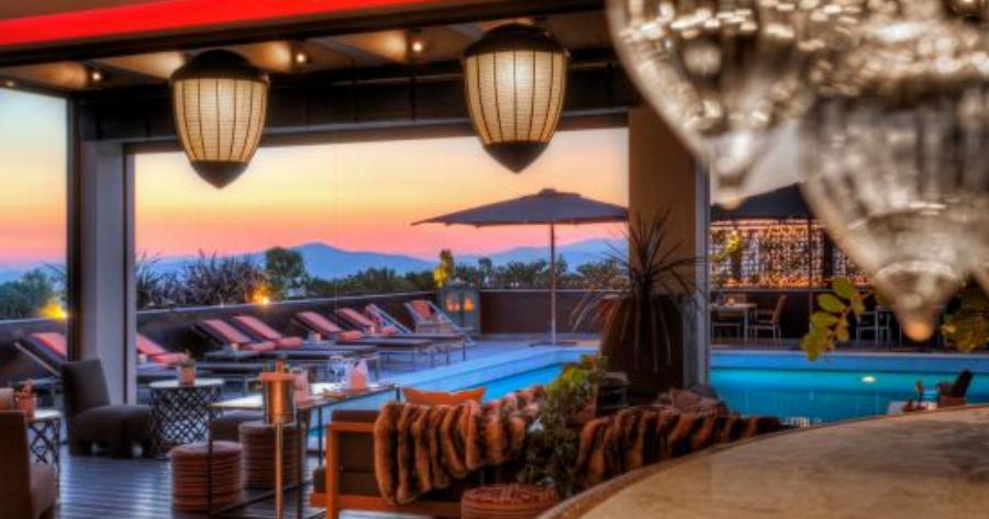 Τα πέντε καλύτερα και κλασάτα μπαρ ξενοδοχείων με υπέροχη ατμόσφαιρα και μαγική θέα