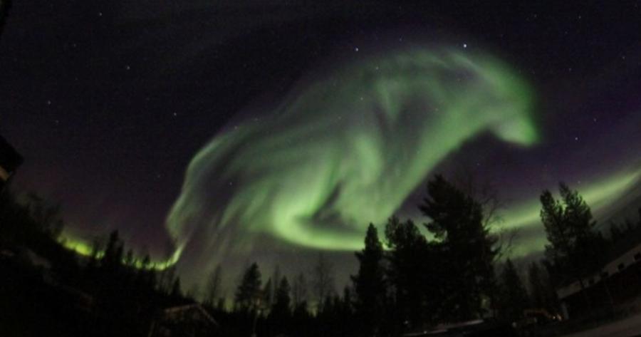 Απίστευτο! Φωτογράφισε Την Εμφάνιση Γιγάντιου Λύκου Στον Νυχτερινό Ουρανό!