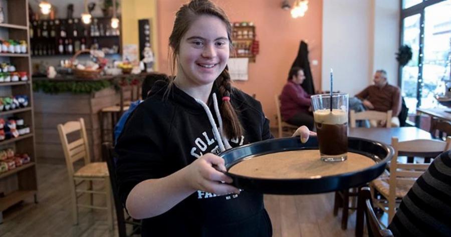 Σε μαγαζί στη Δράμα σερβίρουν τυφλός και κοπέλα με Σύνδρομο Down