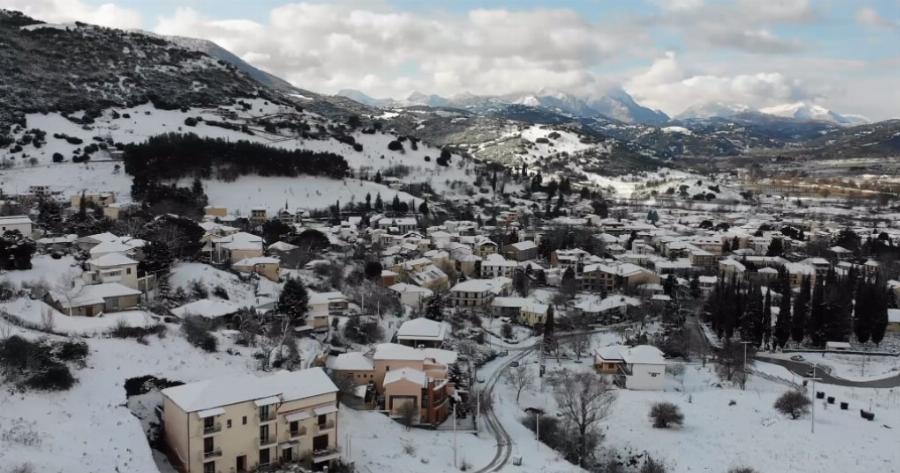 Μοναδικές εικόνες σπάνιας ομορφιάς με τα χιονισμένα Καλάβρυτα από ψηλά