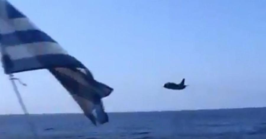 «Έρχεται έρχεται» Ελληνικό μαχητικό δίνει ΡΕΣΤΑ-Περνάει ξυστά από καΐκι και γίνεται ένα με την θάλασσα!