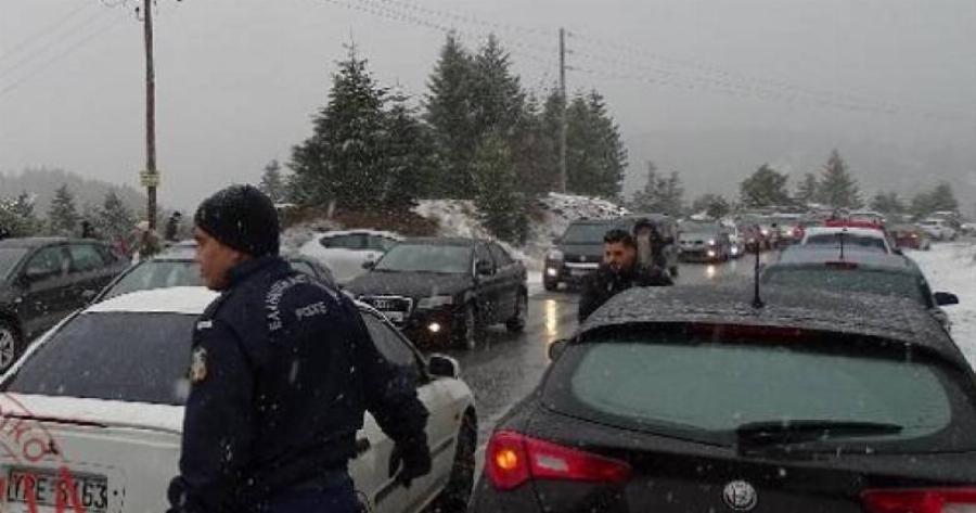 Κυκλοφοριακό χάος στα Καλάβρυτα: Εγκλωβίστηκαν οδηγοί στο δρόμο για το Χιονοδρομικό