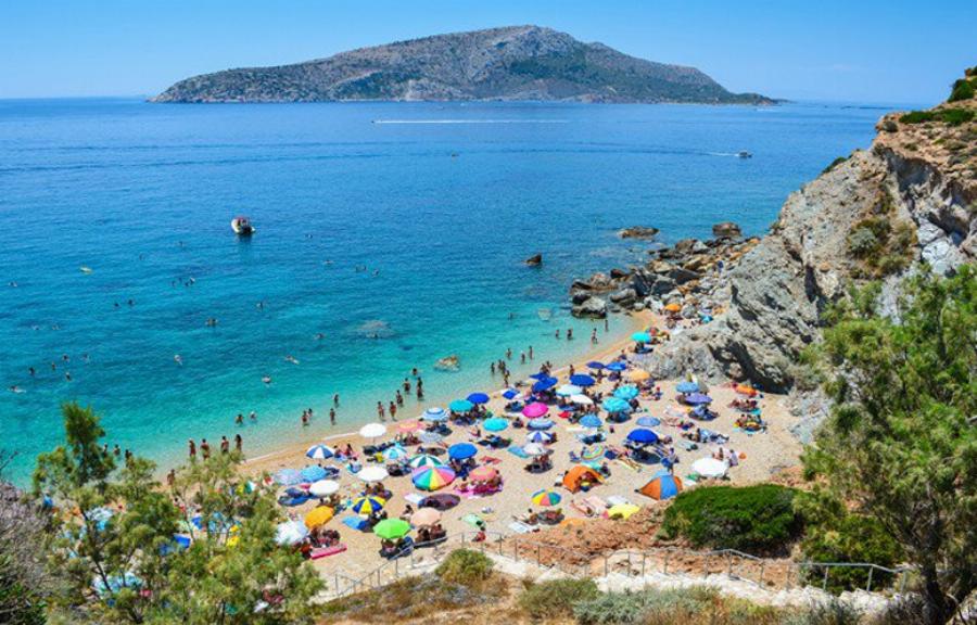 Η κρυφή παραλία με τα 99 σκαλοπάτια και τα πεντακάθαρα νερά που θυμίζει νησί και βρίσκεται δίπλα στην Αθήνα