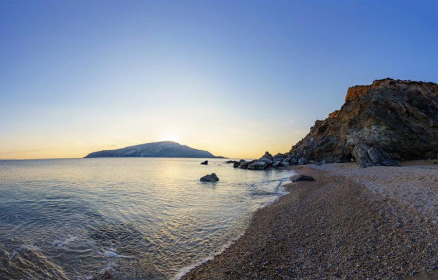 Η κρυφή παραλία με τα 99 σκαλοπάτια και τα πεντακάθαρα νερά που θυμίζει νησί και βρίσκεται δίπλα στην Αθήνα