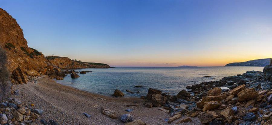 Η κρυφή παραλία με τα 99 σκαλοπάτια και τα πεντακάθαρα νερά που θυμίζει νησί και βρίσκεται δίπλα στην Αθήνα