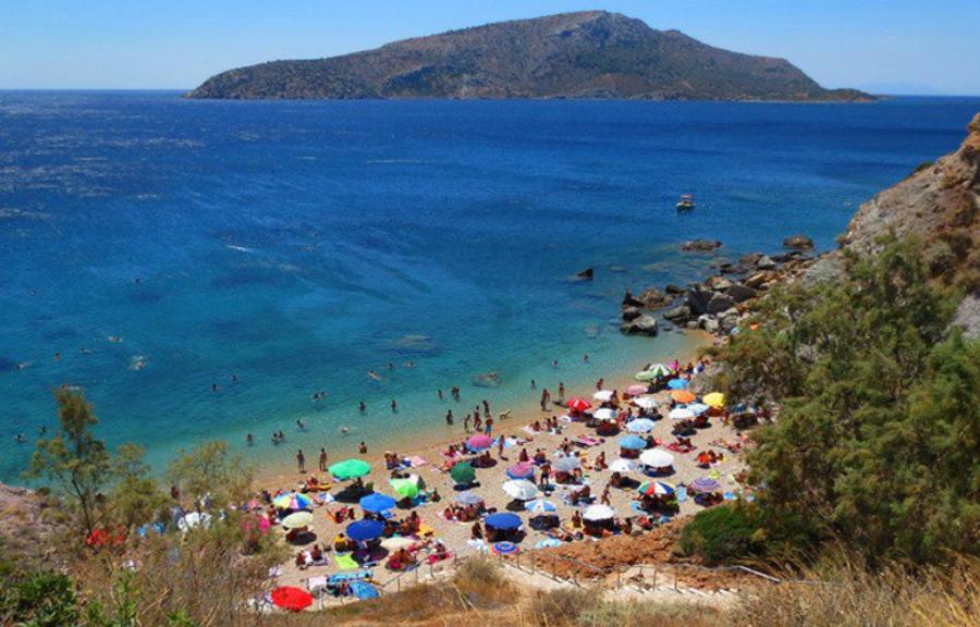 Η κρυφή παραλία με τα 99 σκαλοπάτια και τα πεντακάθαρα νερά που θυμίζει νησί και βρίσκεται δίπλα στην Αθήνα