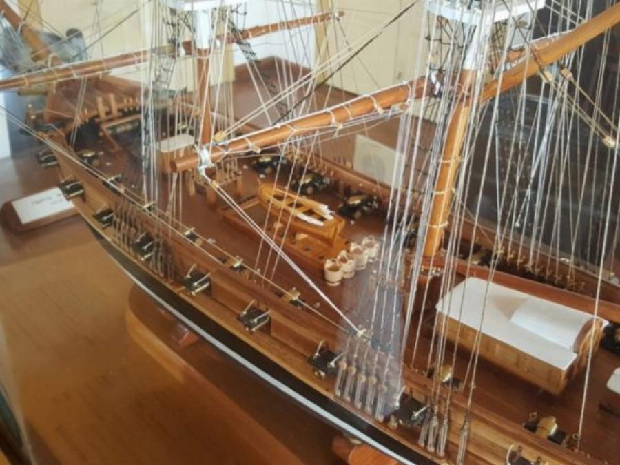 Το σπίτι της Μπουμπουλίνας: Η ιστορική κατοικία της ηρωίδας του ’21 στις Σπέτσες που το εσωτερικό της προκαλεί δέος