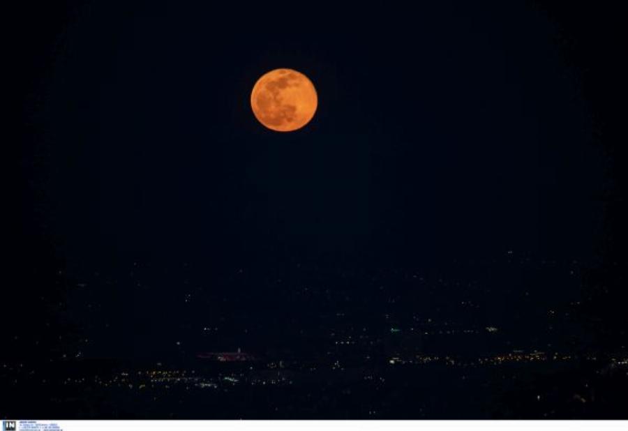 Μαγευτικές εικόνες από την υπερπανσέληνο στην Ελλάδα (φωτο)