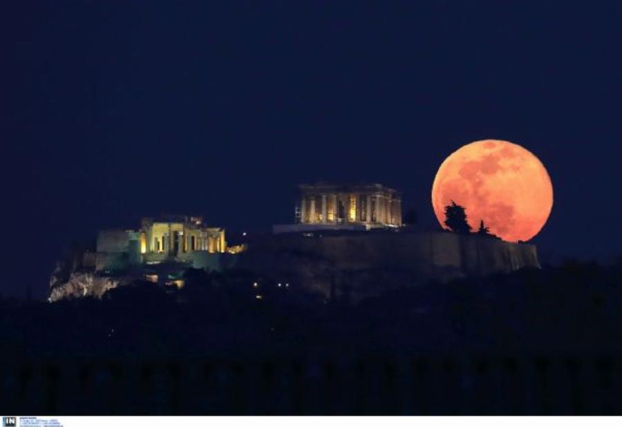 Μαγευτικές εικόνες από την υπερπανσέληνο στην Ελλάδα (φωτο)