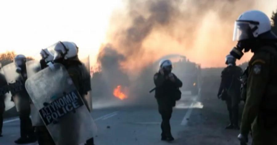 Κάτοικοι έβγαλαν τα όπλα στη Λέσβο – Πυροβολούν με καραμπίνες αστυνομικούς