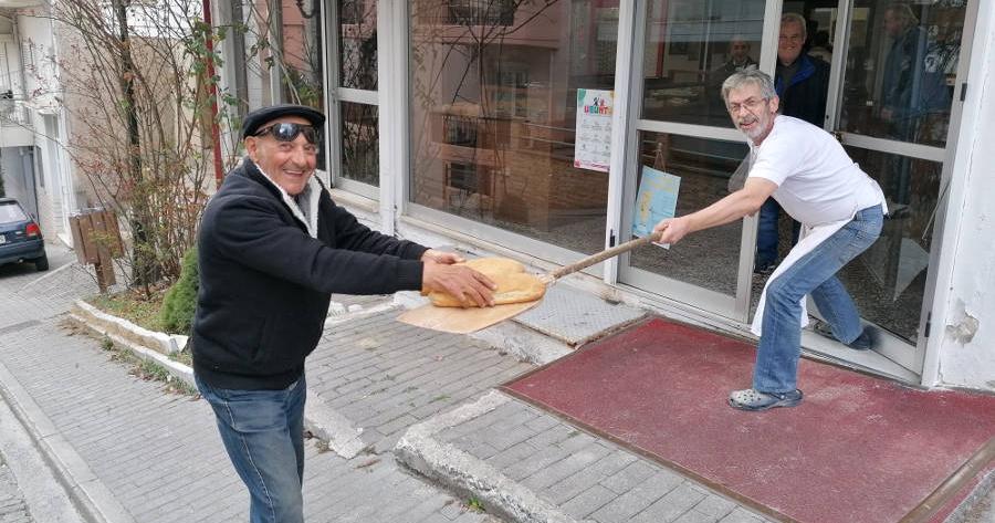 Κοζάνη: Έτσι παίρνουν το ψωμί από τον φούρνο λόγω κορωνοϊού!