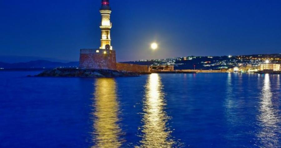 Εντυπωσιακή η πρώτη φετινή Υπερπανσέληνος από το Ενετικό Λιμάνι των Χανίων | Photos