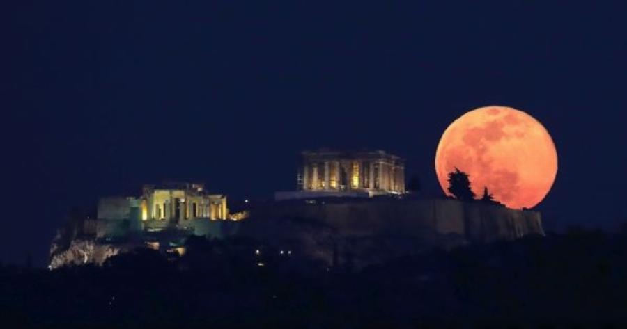 Μαγευτικές εικόνες από την υπερπανσέληνο στην Ελλάδα (φωτο)