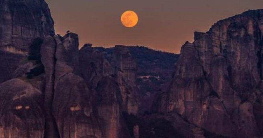 Μαγική εικόνα με την πανσέληνο στα Μετέωρα