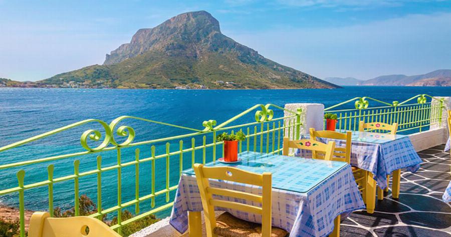 Πέντε Μπαλκόνια με θέα στο Αιγαίο που γαληνεύουν και τους πιο δύσκολους