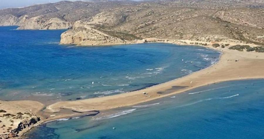 Πρασονήσι: Το ελληνικό νησάκι του σερφ, που το καλοκαίρι ενώνεται με την στεριά με μια χρυσή λωρίδα άμμου