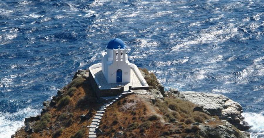 Σίφνος: Το ελληνικό νησί με τις 235 εκκλησίες που σε μαγεύει με τις ομορφιές του