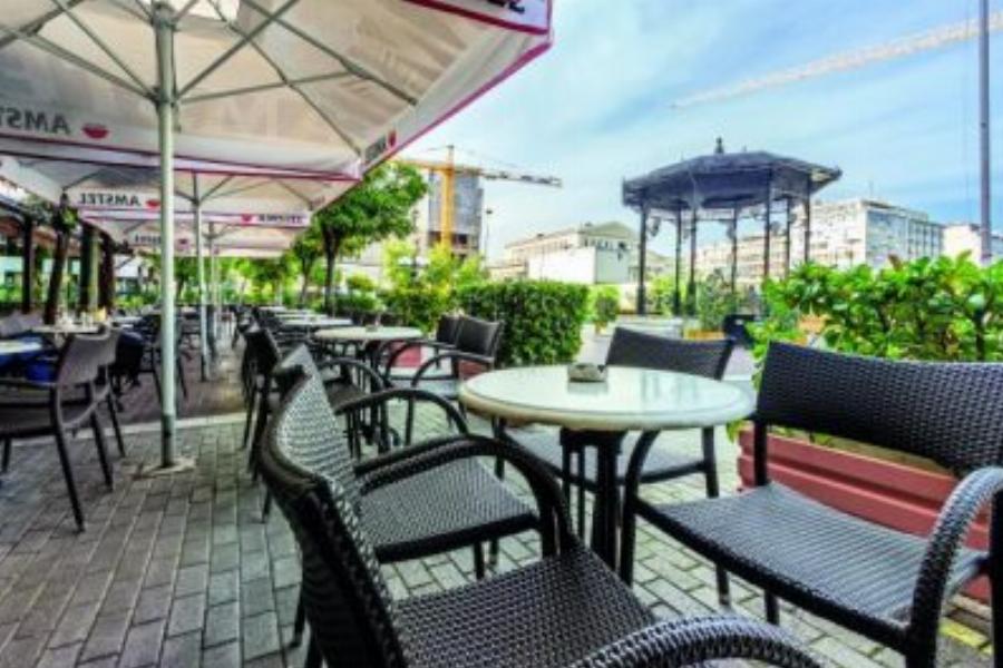 Το ιστορικότερο ζαχαροπλαστείο της Ελλάδα είναι στον Πειραιά και όλοι τρέχουν να απολαύσουν λαχταριστά σιροπιαστά και εκμέκ κανταΐφι