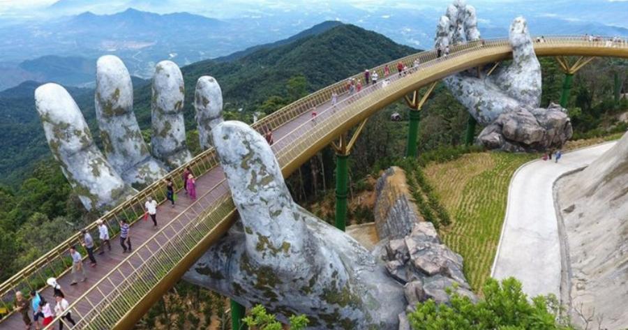 Γέφυρα στο Βιετνάμ στηρίζεται σε δύο γιγάντια χέρια και μοιάζει βγαλμένη από παραμύθι