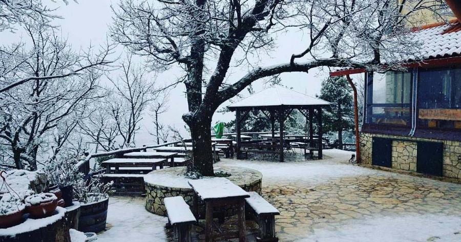 Χιονίζει στην Πάρνηθα: Βίντεο από το καταφύγιο Μπάφι