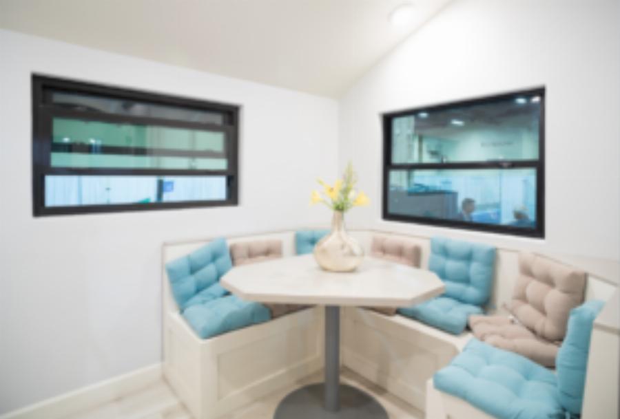 Κοιμίζει 6 άτομα, το εσωτερικό του είναι λουξ, στο φέρνουν όπου θες και κοστίζει όσο μισός ετήσιος μισθός.