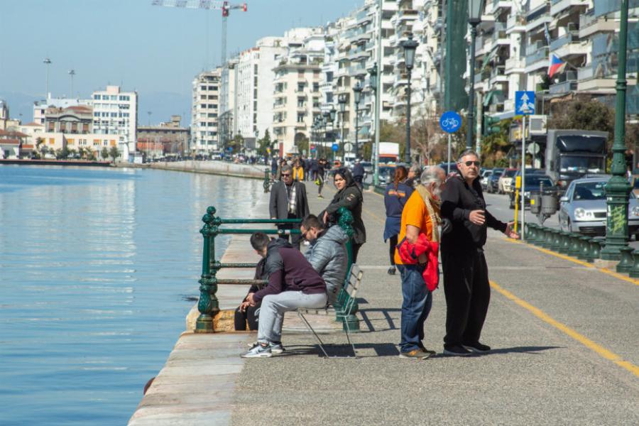 Κορωνοϊός στη Θεσσαλονίκη: Γεμάτη κόσμο η παραλία – Δεν μένουν σπίτι