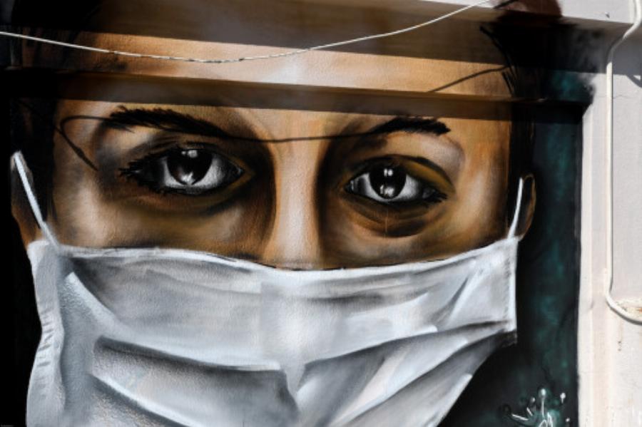 Ένας 16χρονος γκραφιτάς ζωγραφίζει για τον κορωνοϊό σε ταράτσα της Αθήνας