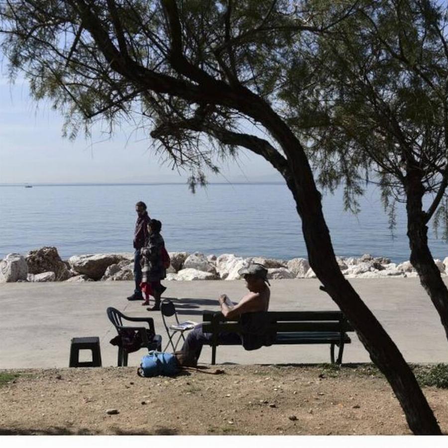 Κορονοϊός: Έρημο το κέντρο της Αθήνας – Συνωστισμός στον Φλοίσβο