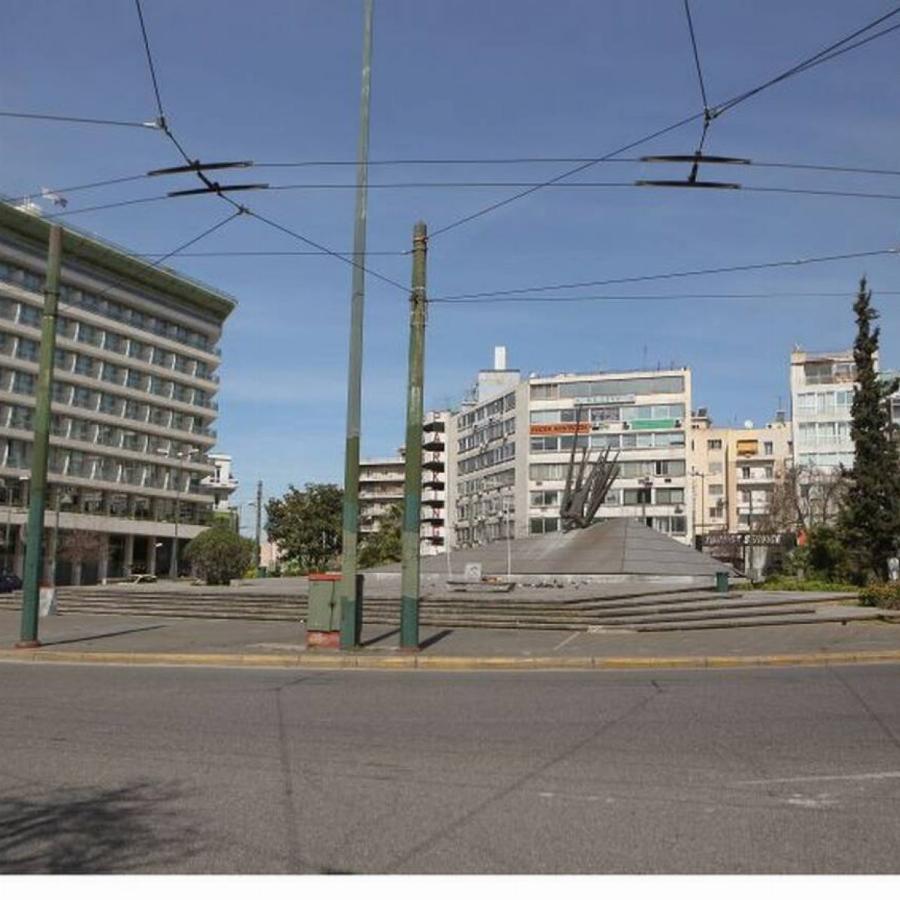 Κορονοϊός: Έρημο το κέντρο της Αθήνας – Συνωστισμός στον Φλοίσβο