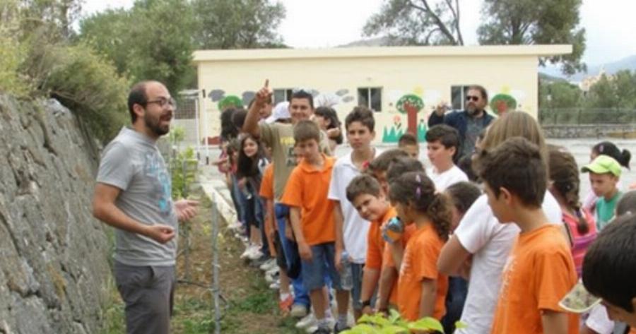 ‘Αγγελος Πατσιάς: Ο νεαρός δάσκαλος που έφτιαξε ένα αλλιώτικο δημοτικό σχολείο στο Ρέθυμνο