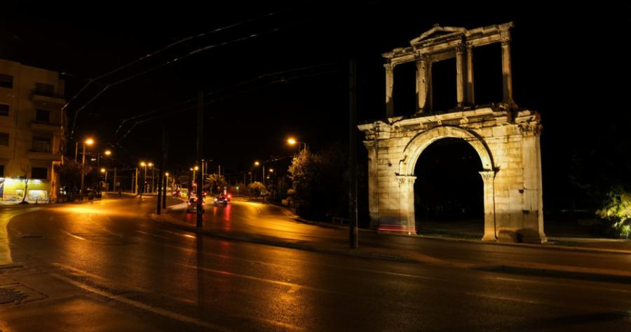 Οι Αθηναίοι στα σπίτια τους λόγω κορωνοϊού: Έρημοι οι δρόμοι Σάββατο βράδυ