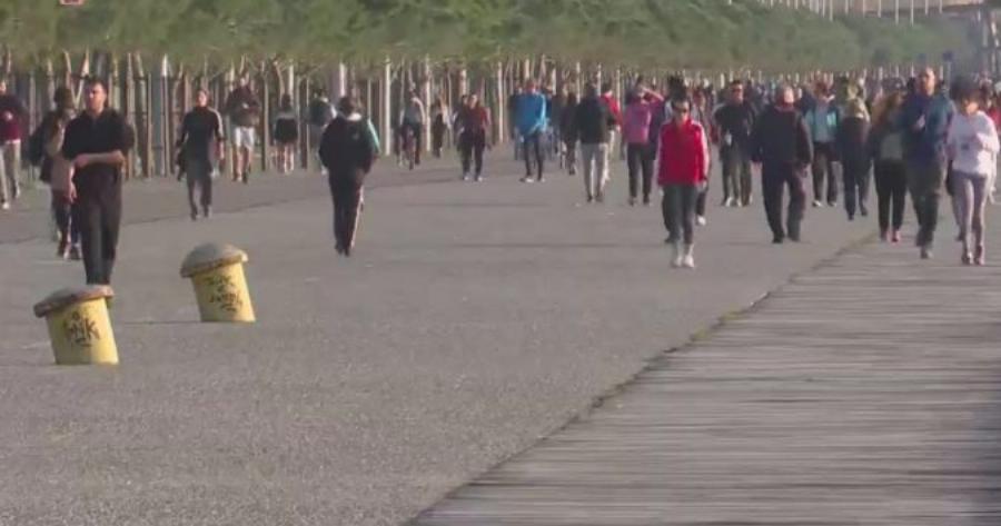 Κορωνοϊός: Κάτι δεν κατάλαβαν στη Θεσσαλονίκη – «Βούλιαξε» από κόσμο η παραλία