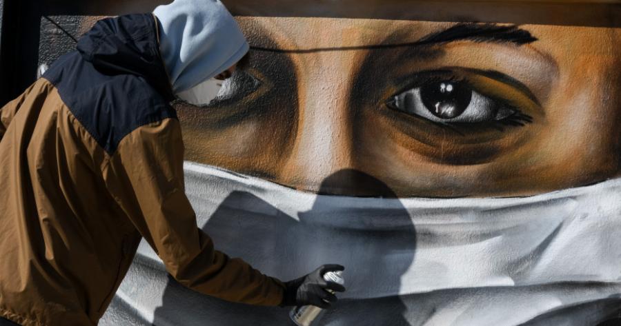 Ένας 16χρονος γκραφιτάς ζωγραφίζει για τον κορωνοϊό σε ταράτσα της Αθήνας