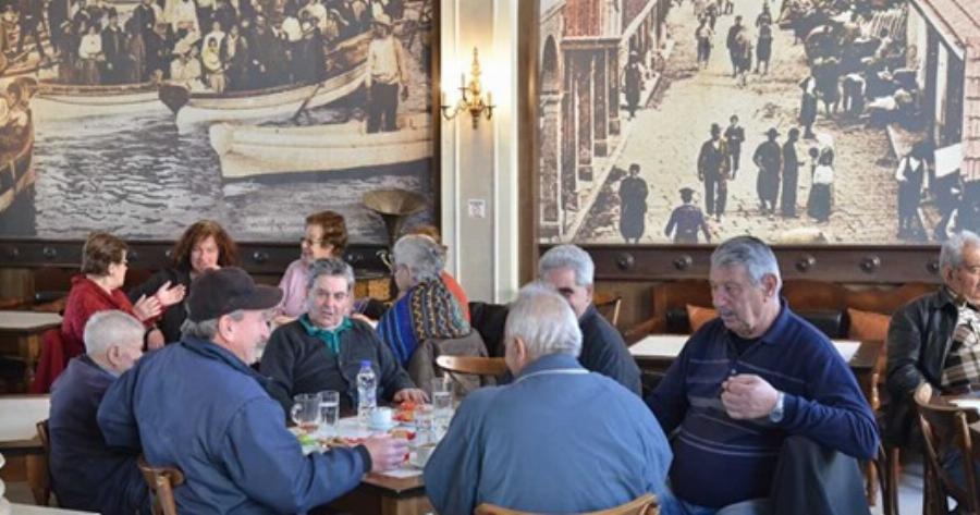 Γεμάτα τα καφενεία από ηλικιωμένους – «Τρέμουμε αλλά… τι να κάνουμε να μείνουμε μέσα;»