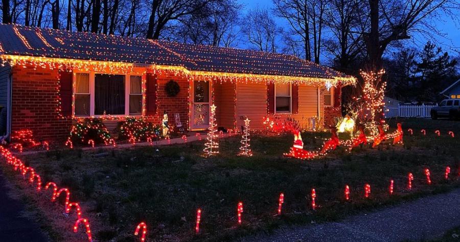 Κάποιοι στολίζουν χριστουγεννιάτικα για να μοιράσουν θετική ενέργεια και να εμψυχώσουν τους γείτονες