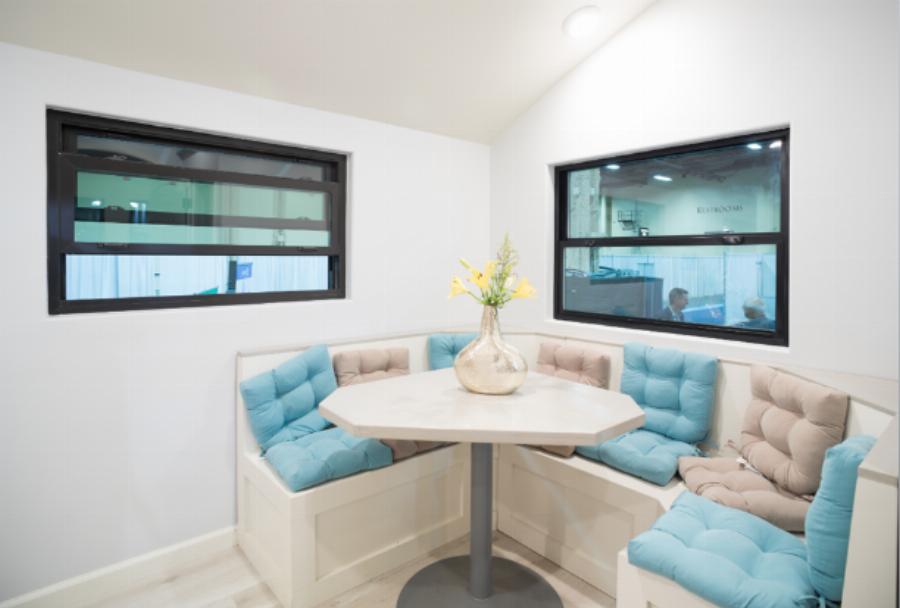 Κοιμίζει 6 άτομα, το εσωτερικό του είναι λουξ, στο φέρνουν όπου θες και κοστίζει όσο μισός ετήσιος μισθός.